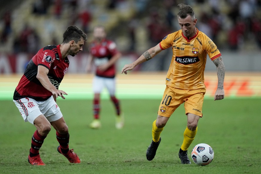 RIO DE JANEIRO, BRAZIL - SEPTEMBER 22: Damián Díaz of Barcelona SC controls the ball against Rodrigo Caio of Flamengo during a semi final first leg match between Flamengo and Barcelona SC as part of C ...