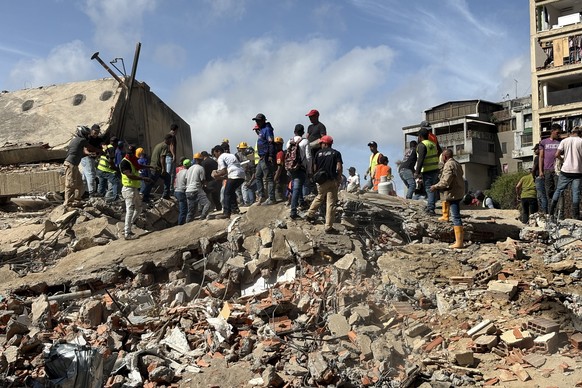 epaselect epa13063851 Resuce workers search debris from buildings that collapsed in the earthquakes in the San Bernardino neighborhood of Caracas, Venezuela, 25 June 2026. Two earthquakes of magnitude ...