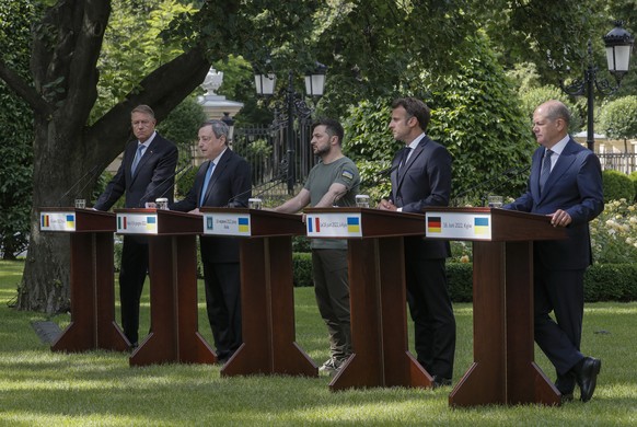 epa10016402 Ukrainian President Volodymyr Zelensky (C) attends a press conference with Romanian President Klaus Iohannis (L), Italian Prime Minister Mario Draghi (2-L), German Chancellor Olaf Scholz ( ...