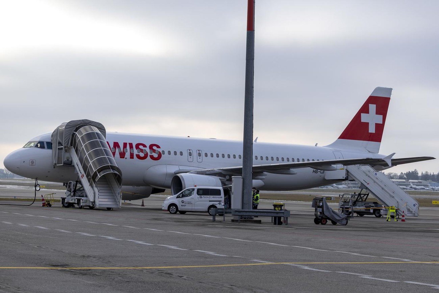 Un avion Airbus A220-100 (HB-JCM) de Swiss International Air Lines est stationne sur le tarmac de Geneve Aeroport, ce lundi 13 decembre 2021 a Geneve. (KEYSTONE/Salvatore Di Nolfi)