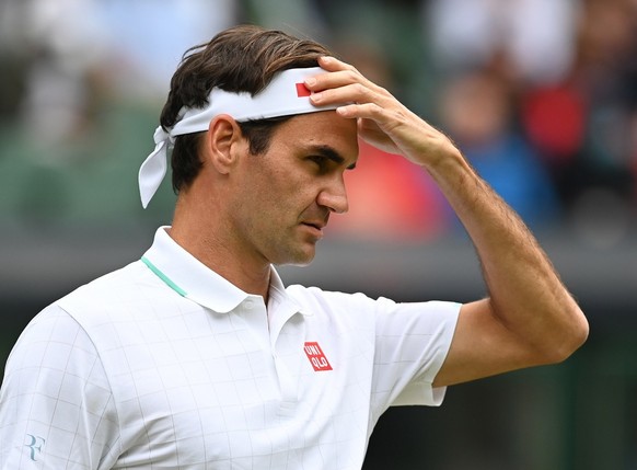 epa09324283 Roger Federer of Switzerland reacts during his 4th round match against Lorenzo Sonego of Italy at the Wimbledon Championships, Wimbledon, Britain 05 July 2021. EPA/NEIL HALL EDITORIAL USE  ...