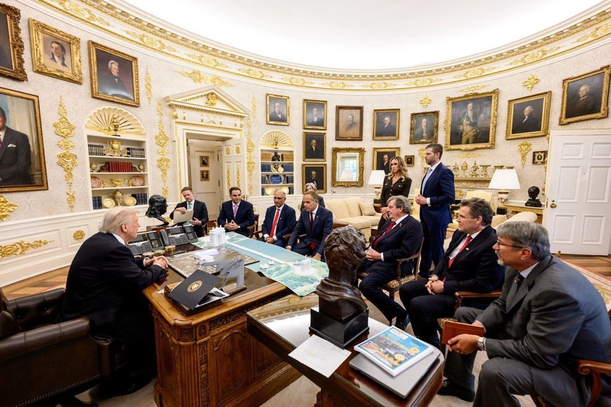 HANDOUT - Schweizer Wirtschaftsfuehrer mit Daniel Jaeggi, Mercuria, Alfred Gantner, Partners Group, Johann Rupert, Richemont, Jean-Frederic Dufour, Rolex, Marwan Shakarchi, MKS PAMP, sitzend von recht ...