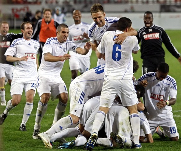 epa02302253 Players of Lausanne Sport celebrate their victory over Lokomotiv Moscow after the UEFA Europa League play-off match in Moscow, Russia 26 August 2010. EPA/YURI KOCHETKOV