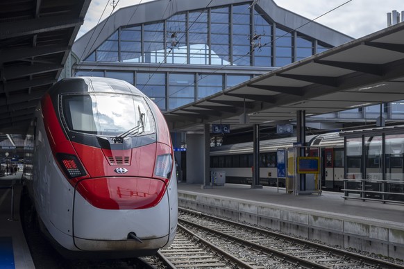 Ein frisch auf den Namen Basel-Stadt getaufter Giruno steht im Bahnhof Basel SBB im Rahmen der Jubilaeumsfestivitaeten 175 Jahre Schweizer Bahnen in Basel, am Samstag, 21. Mai 2022. (KEYSTONE/Georgios ...