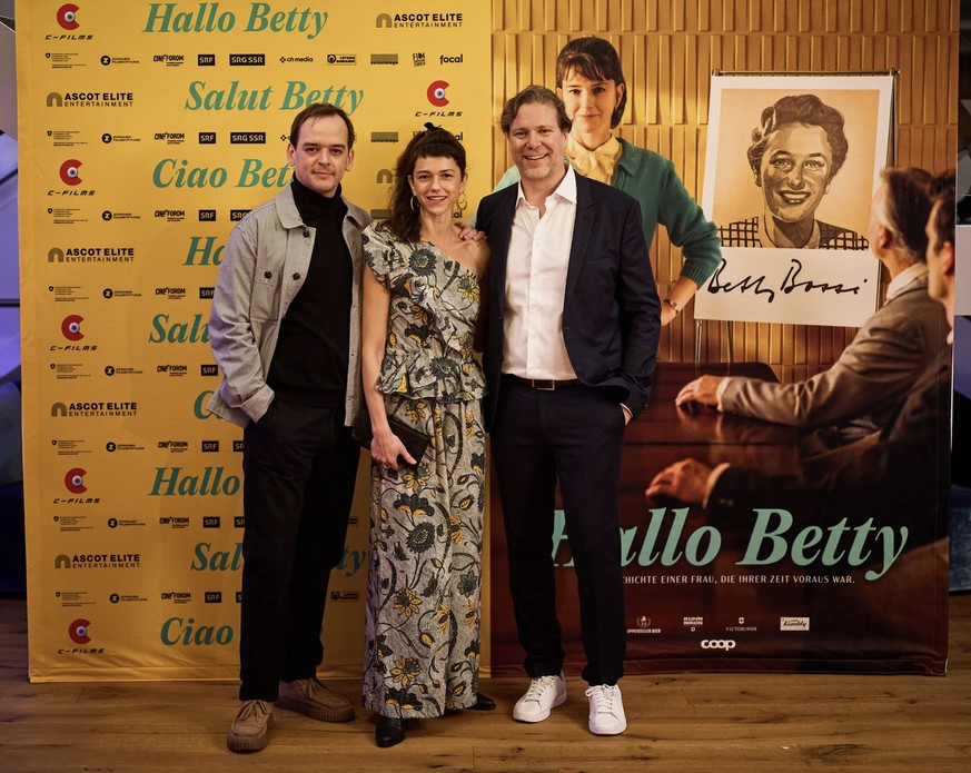 Sarah Spale dans le rôle d&#039;Emmi Creola-Maag (la créatrice de Betty Bossi) avec Martin Vischer, qui joue son mari. À droite, le réalisateur Pierre Monnard.