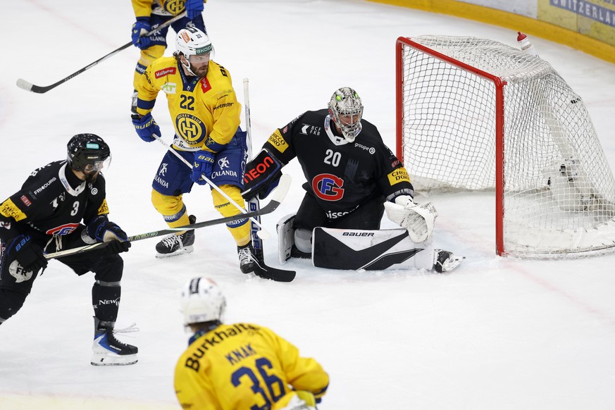 Michael Kapla (HCFG), Brendan Lemieux (HCD) und Torhueter Reto Berra (HCFG), von links, beim Tor zum 1-3 im zweiten Eishockey Playoff Finalspiel der National League zwischen HC Fribourg-Gotteron (HCFG ...