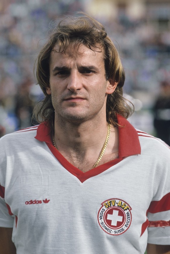 Der Schweizer Fussball-Nationalspieler Heinz Hermann beim EM-Qualifikationsspiel der Schweiz gegen Malta am 14. November 1987 in Malta. Hermann war in den Jahren 1978 bis 1991 im Kader der Schweizer F ...