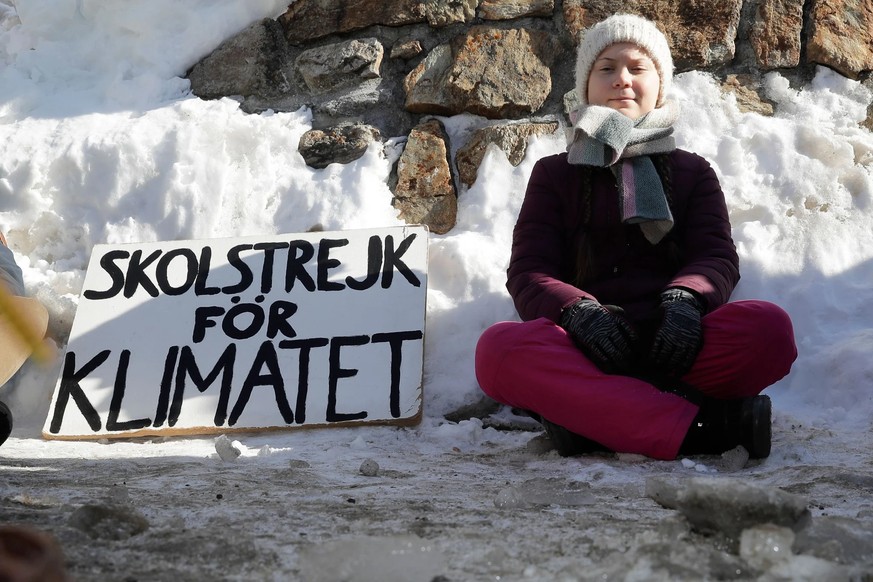 La militante pour le climat Greta Thunberg, ici en 2019 devant l'église de Davos, où les Américains ont désormais leur quartier général.