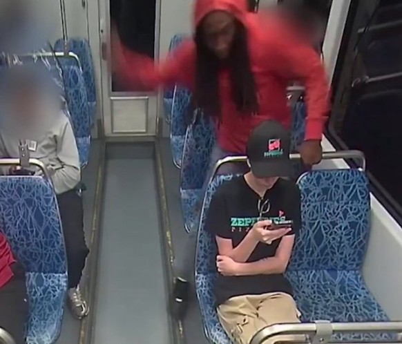Quelques secondes plus tard, Iryna Zarutska, en t-shirt noir, mourra dans les bras d’un passager qui ne réussira pas à sauver la jeune femme.