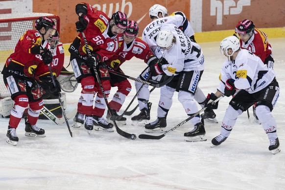 Viel Verkehr vor Berns Tor im Eishockey Qualifikationsspiel der National League zwischen dem SC Bern und dem HC Fribourg-Gotteron, am Samstag, 28. Januar 2023, in der PostFinance Arena in Bern. (KEYST ...