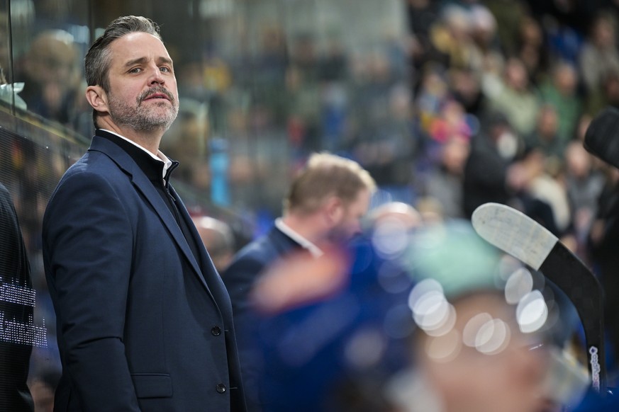Head Coach Josh Holden (HCD) im Eishockey Spiel der National League zwischen dem HC Davos (HCD) und dem SC Bern (SCB), am Freitag, 30. Januar 2026, in der zondacrypto-Arena in Davos. (KEYSTONE/Gian Eh ...