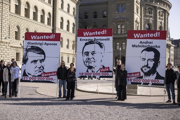Aktivistinnen der JUSO machen mit Plakaten von wohlhabenden Schweizer Erben Werbung fuer ihre Volksinitiative &quot;Initiative fuer eine Zukunft&quot;, welche eine nationale Erbschaftssteuer fuer Erbs ...