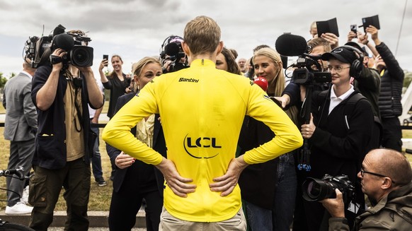 epa10093679 Danish rider Jonas Vingegaard of Team Jumbo-Visma wears the overall leader&#039;s yellow jersey as he talks to journalists upon his arrival at the airport in Copenhagen, Denmark, 27 July 2 ...
