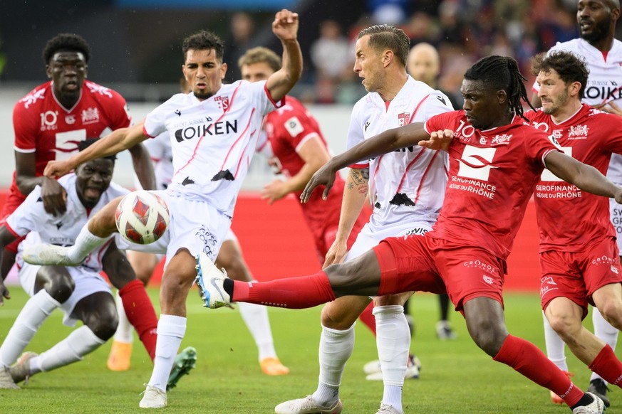 l&#039;attaquant valaisan Ilyas Chouaref, gauche, et le defenseur valaisan Reto Ziegler, centre, luttent pour le ballon avec le defenseur du SLO Lamine Gassama, droite, lors de la rencontre de footbal ...