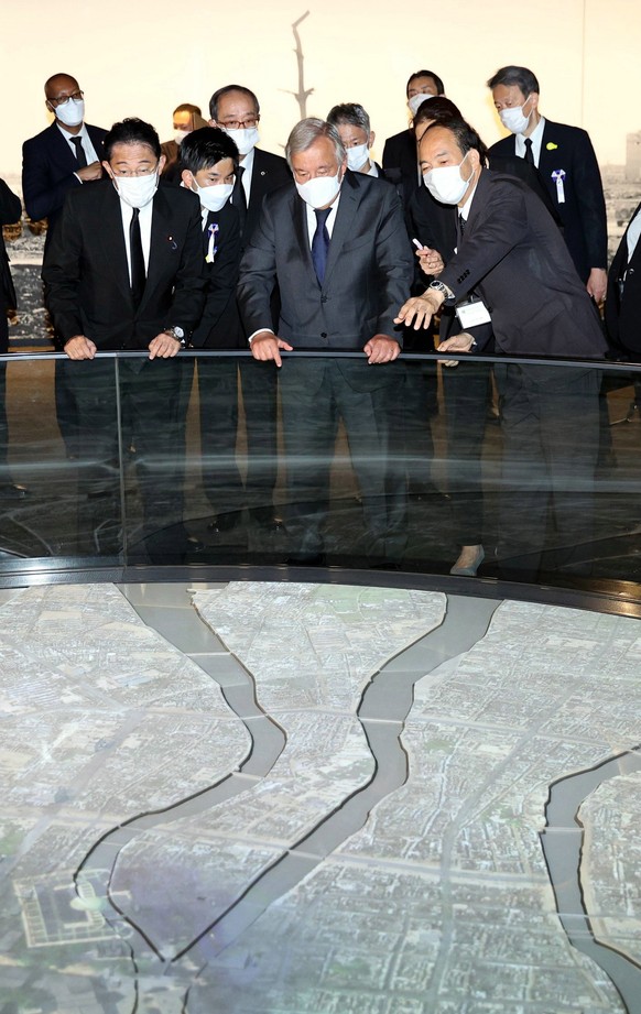 epa10108293 UN Secretary General Antonio Guterres (C) and Japanese Prime Minister Fumio Kishida (L) visit the Hiroshima Peace Memorial Museum in Hiroshima, western Japan, 06 August 2022. On 06 August  ...