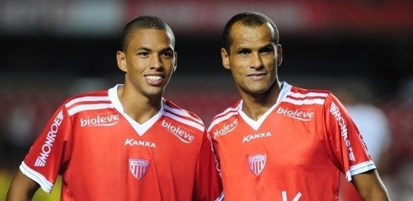 Rivaldo (à droite) et son fils Rivaldinho sous le maillot de Mogi Mirim.