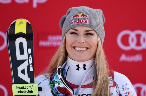 epa05146083 Lindsey Vonn from the US celebrating after winning the Downhill race of the Alpine Skiing World Cup Women in Garmisch-Partenkirchen, Germany, 6 February 2016. EPA/TOBIAS HASE