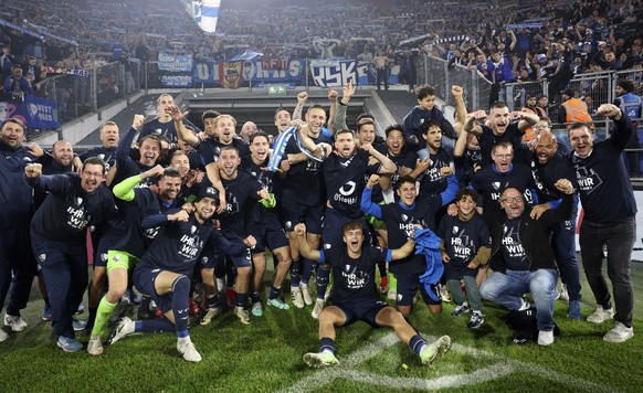 epa11374454 Players of Bochum celebrate after winning the German Bundesliga Relegation second leg soccer match between Fortuna Duesseldorf and VfL Bochum in Duesseldorf, Germany, 27 May 2024. EPA/CHRI ...
