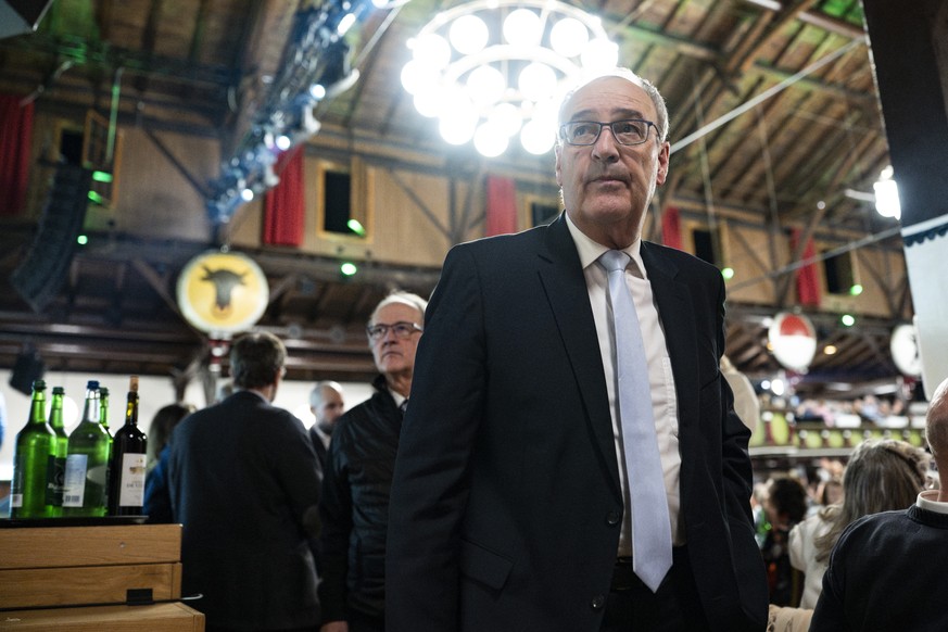 Bundespraesident Guy Parmelin betritt die Buehne an der 38. Albisgueetli-Tagung der SVP am Freitag, 16. Januar 2026 im Schuetzenhaus Albisgueetli in Zuerich. (KEYSTONE/Claudio Thoma)