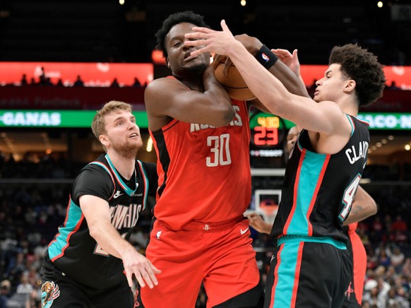 Clint Capela (30) et les Rockets ont maté Memphis vendredi