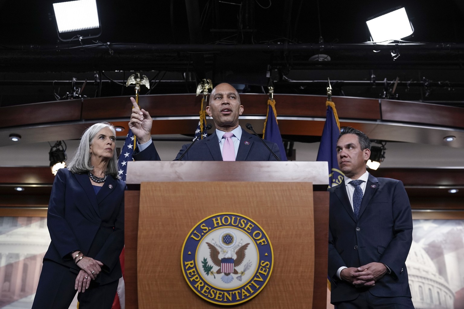 Un trio «puissant, mais sans prétention»: voici la nouvelle génération de dirigeants du parti démocrate au Congrès. Hakeem Jeffries, Katherine Clark et Pete Aguilar se décrivent pour rire comme la «ta ...