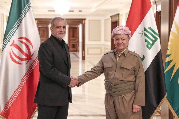Ici, Massoud Barzani (à droite) se tient aux côtés de Masoud Pezeshkian, l'actuel président de l'Iran, le 12 septembre 2024 à Erbil, dans la région autonome kurde du nord de l'Irak.
