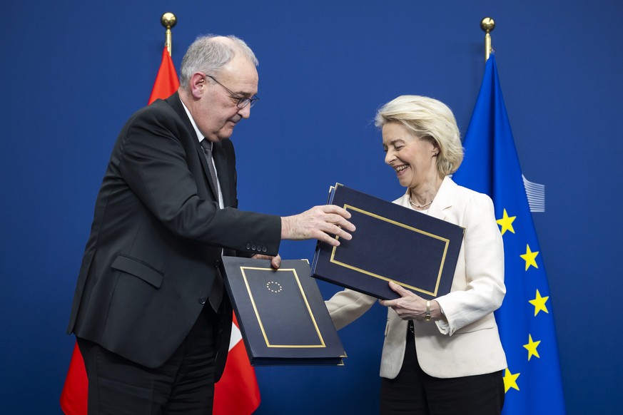 Quality Repeat: Swiss Federal President Guy Parmelin, left, and European Commission President Ursula von der Leyen exchange folders after signing a package of bilateral agreements between the European ...