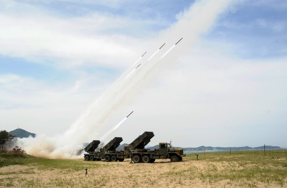 L&#039;armée sud-coréenne tire des MLRS (Multiple Launch Rocket System) près de la mer de l&#039;Est.