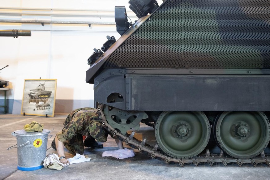 Ein Rekrut putzt den Boden im Panzermuseum, am Mittwoch, 14. August 2019 auf dem Waffenplatz in Thun. Der Waffenplatz feiert am 17. August 2019 seinen 200. Geburtstag. (KEYSTONE/Peter Klaunzer)