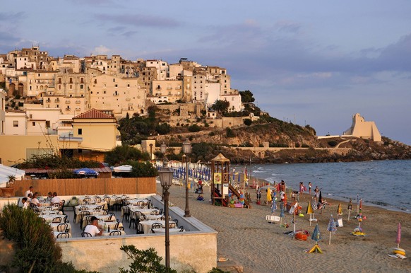 Bildnummer: 56802048 Datum: 07.08.2009 Copyright: imago/imagebroker
Terrasse der Ristorante-Pizzeria Tramonto am Sandstrand Lido di Fondi, Torre Troglia, Sperlonga, Latium, Italien, Europa Reisen xdp ...