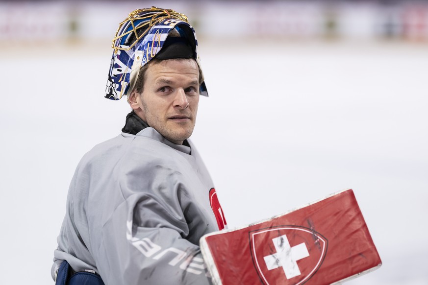 Leonardo Genoni, Torhueter der Eishockey Nationalmannschaft, verlaesst das Eis nach einem Training des Nationalteams, am Mittwoch, 22. April 2026 in der Tissot-Arena in Biel. (KEYSTONE/Alessandro dell ...