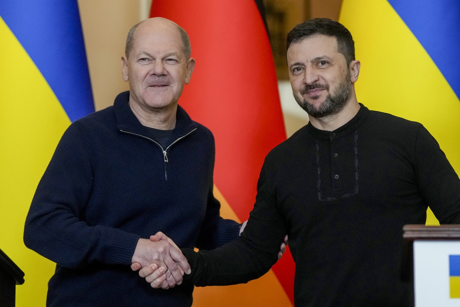 Ukraine&#039;s President Volodymyr Zelenskyy, right, and German Chancellor Olaf Scholz attend a press conference in Kyiv, Ukraine, Monday, Dec.2, 2024. (AP Photo/Evgeniy Maloletka)