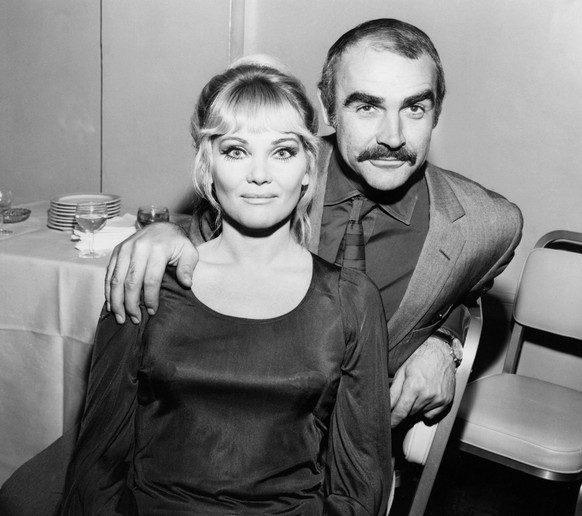 Sean Connery - Scottish actor seen here with his wife actress Diane Cilento at a reception - 29th October 1969. PUBLICATIONxINxGERxSUIxAUTxONLY UnitedArchives01032180