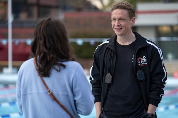 The Swimmers. (L to R) Nathalie Issa as Yusra Mardini, Matthias Schweighöfer as Sven in The Swimmers. Cr. Laura Radford/Netflix © 2022