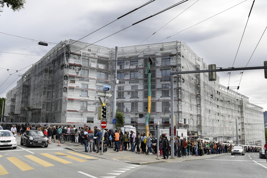 Gigantische Schlange von Wohnungssuchenden bei der Besichtigung einer Musterwohnung der Wohnungssiedlung Kronenwiese im Zuercher Quartier Unterstrass am Freitag, 3. Juni 2016. Auf der Kronenwiese erst ...
