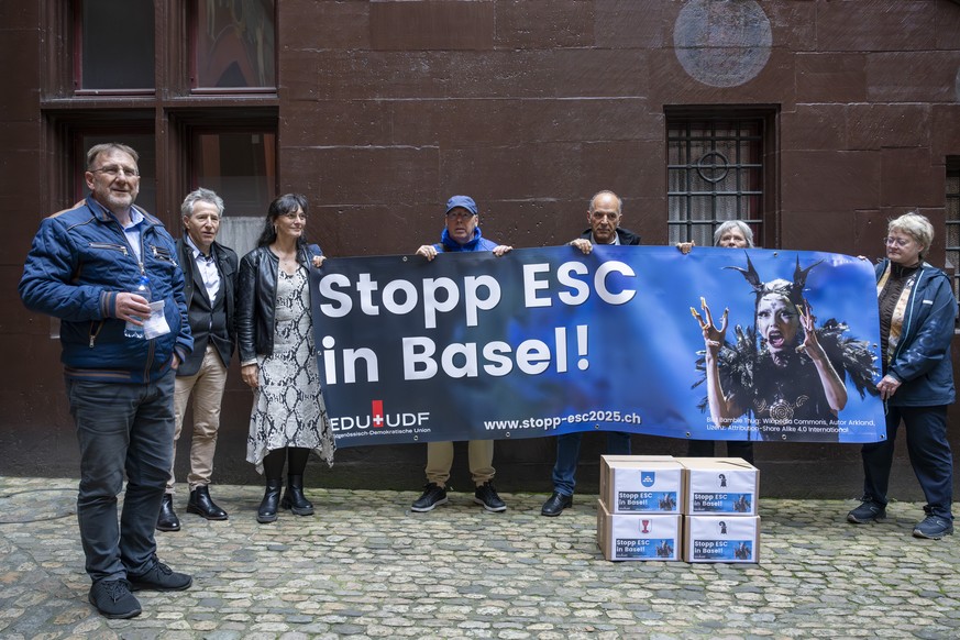 Vertreterinnen und Vertreter der Eidgenoessisch-Demokratischen Union (EDU) mit Praesident Daniel Frischknecht, links, posieren mit den Kartons mit 4&#039;203 Unterschriften fuer das Referendum &quot;A ...