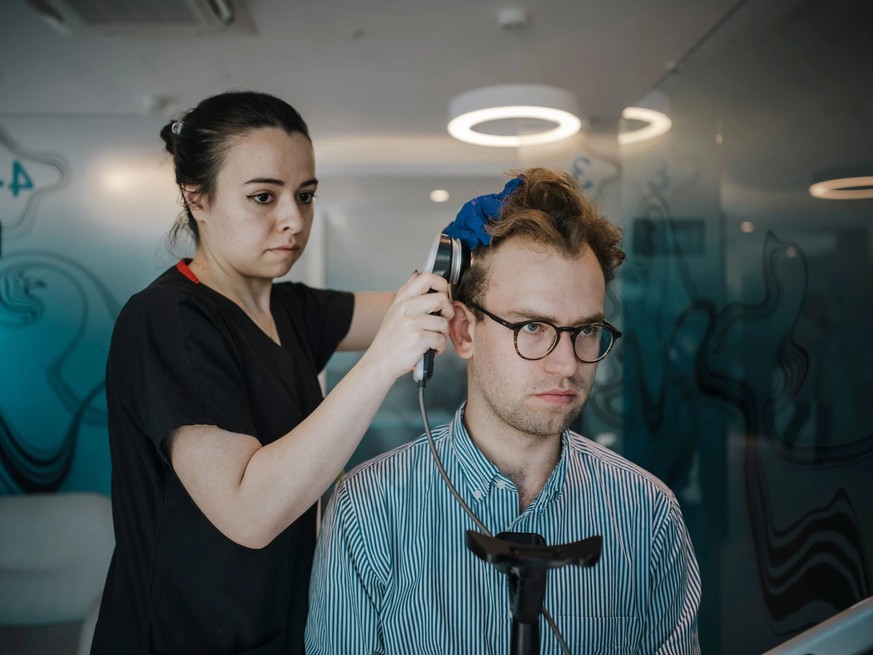 Une employée médicale effectue une analyse capillaire chez Hofmann.