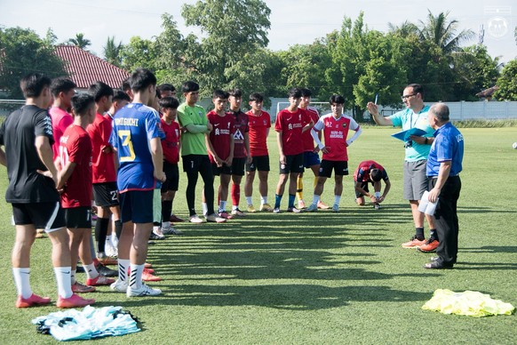 Guglielmo Arena (en bleu clair, cartable en main) est le sélectionneur depuis début juin du Laos, où il a signé un premier contrat jusqu'en octobre.