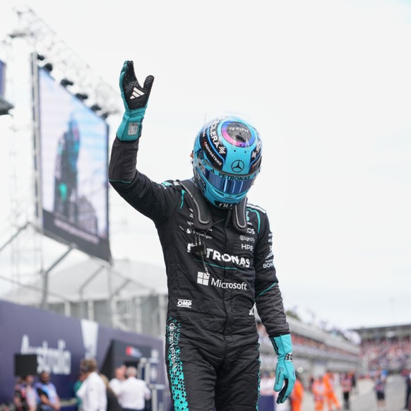 George Russell salue le public après avoir remporté la qualification