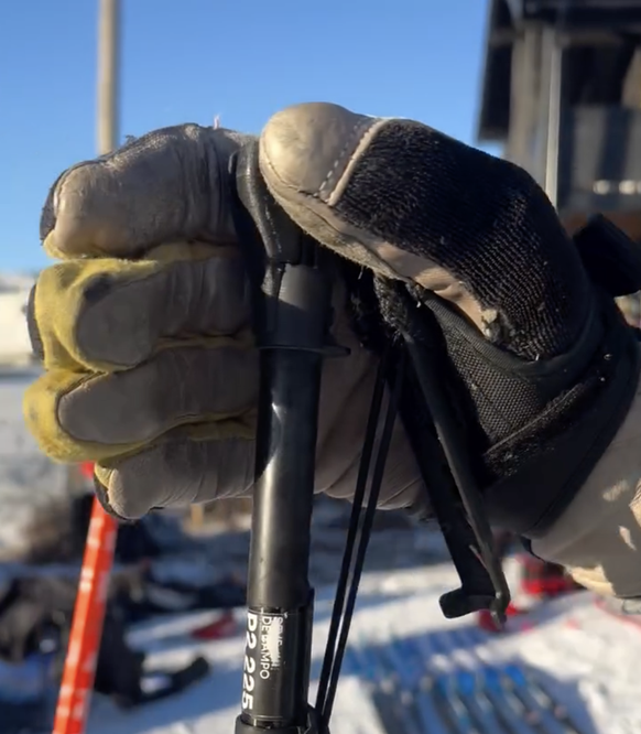 La poignée des bâtons d’Eirik Mysen se déplie à plus de 90 degrés.