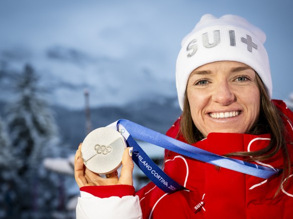 Nadine Fähndrich avec sa médaille olympique