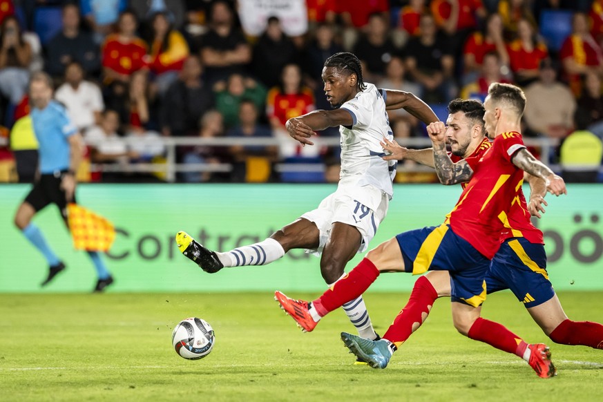 Switzerland&#039;s foward Joel Monteiro, center, scores the the equalizing goal against Spain&#039;s defender Alejandro Grimaldo, left, and defender Aitor Paredes, right, during the UEFA Nations Leagu ...