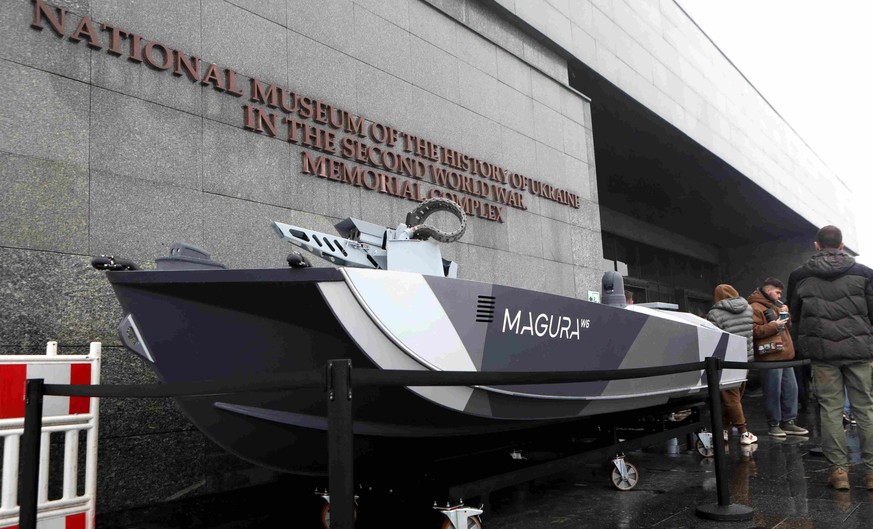 Un véhicule de surface sans pilote (USV) polyvalent de Magura est ici présenté lors du salon Brave1 Components, à Kiev, en Ukraine, le 3 décembre 2025.