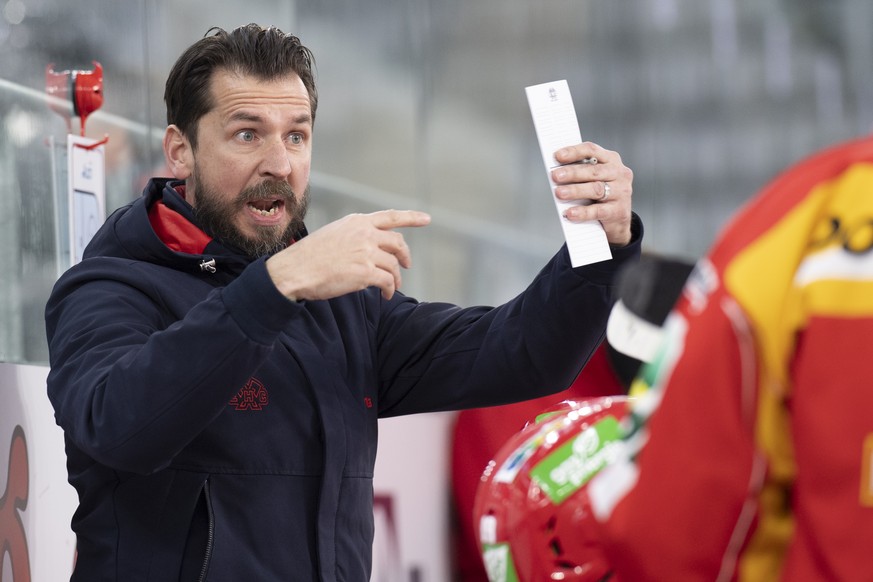 ARCHIVBILD ZUM TRAINERWECHSEL BEI FRIBOURG --- Biels Head Coach Lars Leuenberger waehrend dem Meisterschaftsspiel der National League zwischen dem EHC Biel und dem SC Rapperswil-Jona Lakers, am Freita ...