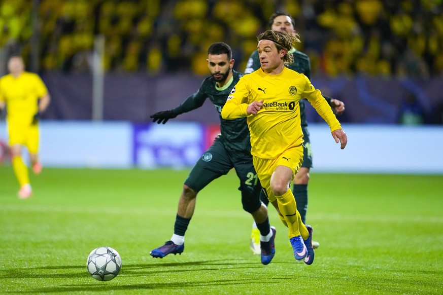 epa12665377 Manchester City's Rayan Aït-Nouri (L) and Bodo/Glimt's Patrick Berg during the UEFA Champions League soccer match between Bodo/Glimt and Manchester City at Aspmyra Stadium in Bod ...
