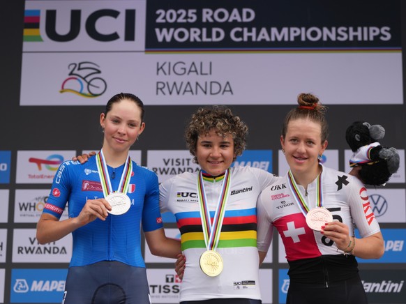 Anja Grossmann (à droize) pose avec sa médaille
