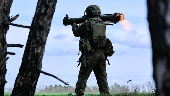 Un soldat russe tire un lance-roquettes lors d'un exercice dans l'est de l'Ukraine, occupé par la Russie.