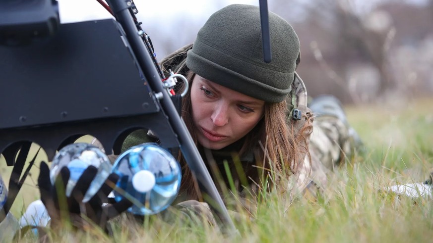 Une soldate de la brigade ukrainienne Khartiia fixe des bouteilles d&#039;eau à un drone lors d&#039;un exercice: «Les commandants ont toujours traité les femmes en égales».