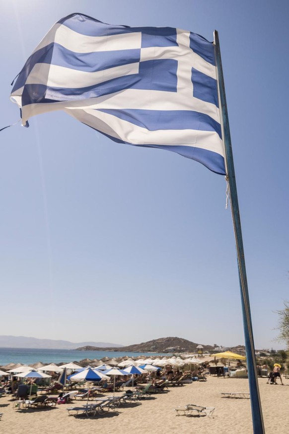 Eine Fahne von Griechenland weht am Strand von Agios Prokopios, auf der groessten der kykladischen Inseln, Naxos, Griechenland, am 16. Juli 2015. (KEYSTONE/Alessandro della Valle) 

A Greek flag flies ...