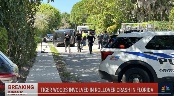 Des images des médias locaux montrent la voiture de Tiger Woods renversée sur le côté.